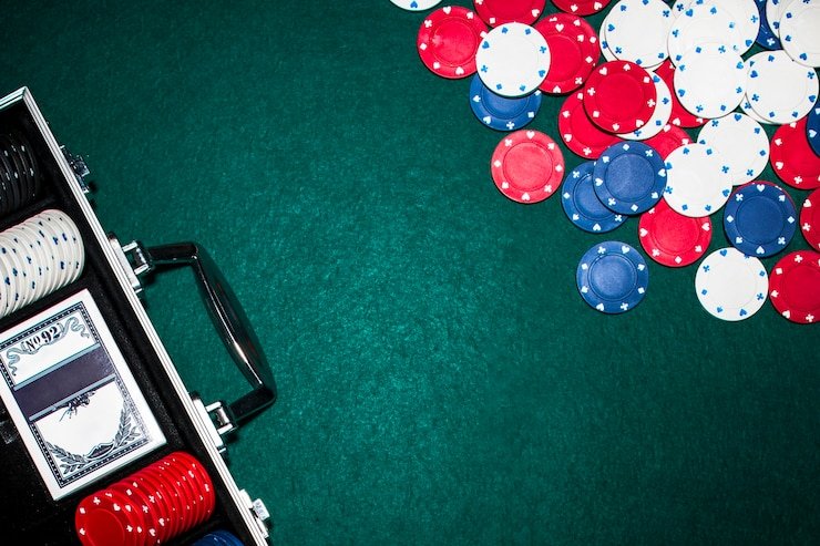 Pengguna melihat bonus harian di ponsel
